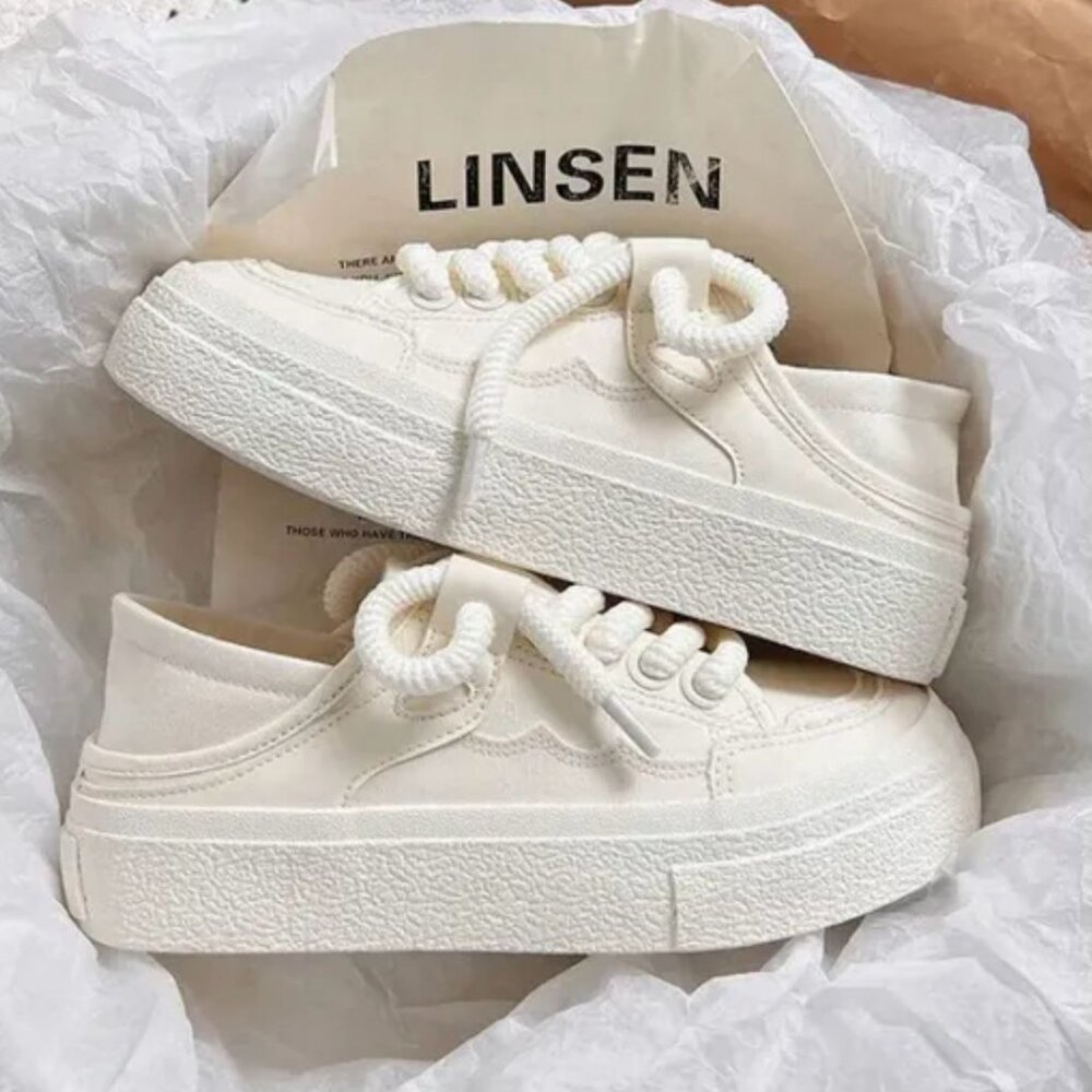Size 9 - sneakers new woman for dress or casual outfit white color NEW
